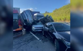 Vídeo: Engavetamento entre carros e caminhões deixa morto e ferido na BR-381, em MG