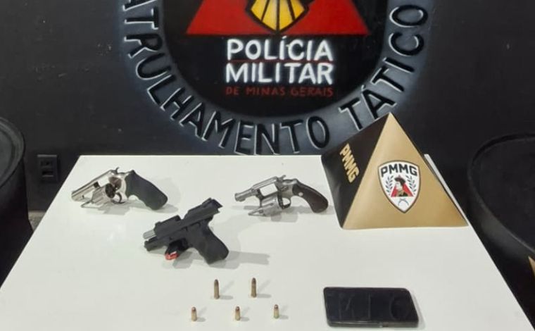 Foto: DivulgaÃ§Ã£o/PMMG - Durante a abordagem, a PM apreendeu uma pistola calibre .380 e dois revÃ³lveres calibre .38, todos municiados, alÃ©m de muniÃ§Ãµes extras e um aparelho celular. Segundo a corporaÃ§Ã£o, os autores confessaram o crime 