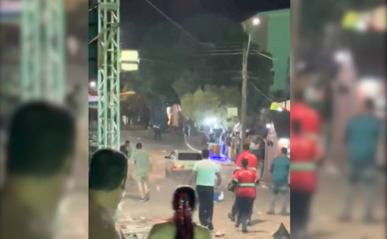 Foto: ReproduÃ§Ã£o - Durante o deslocamento, o condutor colidiu contra uma estrutura metÃ¡lica que sustentava caixas de som, realizou uma manobra em meio ao pÃºblico e, em seguida, retornou no sentido contrÃ¡rio