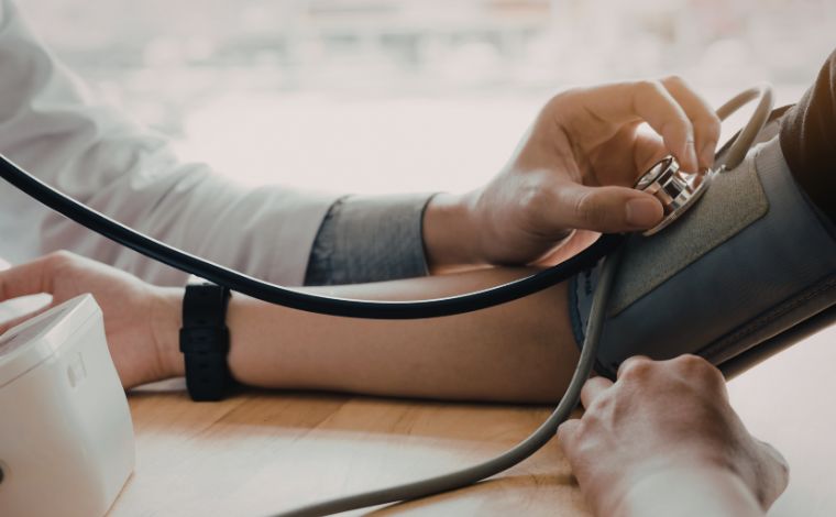 Foto: ReproduÃ§Ã£o - Muitas vezes silenciosa, ela Ã© o principal gatilho para complicaÃ§Ãµes graves como o AVC e insuficiÃªncia renal. Por isso, entender como evitar a hipertensÃ£o Ã© fundamental para garantir uma vida longa