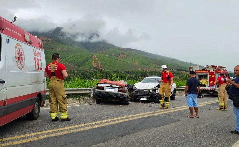 Quatro pessoas da mesma família morrem em grave acidente na BR-259, em MG
