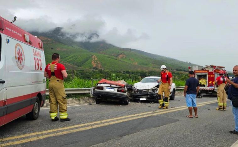 Quatro pessoas da mesma família morrem em grave acidente na BR-259, em MG