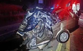 Pai e filho de 5 anos morrem em colisão frontal entre carro e caminhão na BR-459, em MG