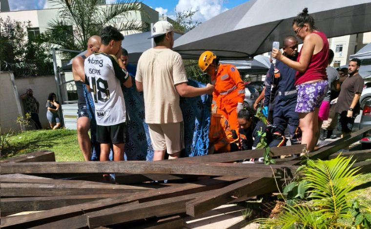 Criança morre e quatro ficam feridas após queda de estrutura em playground de Vespasiano