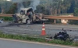 Acidente com duas carretas e uma caminhonete deixa três mortos na BR-381 em MG