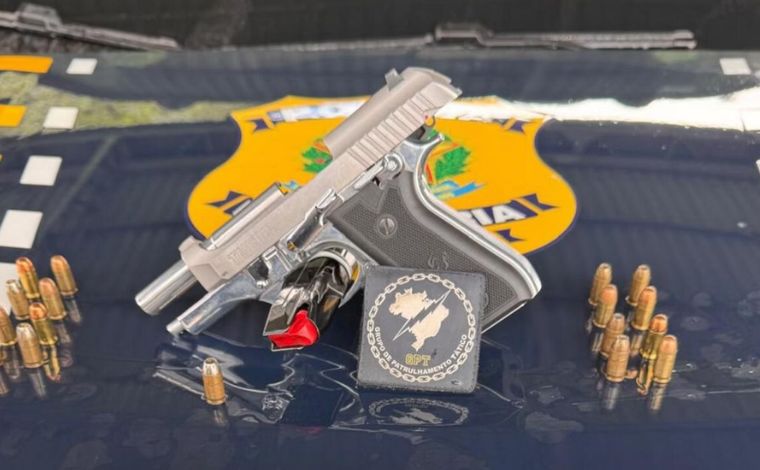 Passageira de BMW é presa com pistola semiautomática durante fiscalização na BR-040