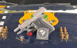 Passageira de BMW é presa com pistola semiautomática durante fiscalização na BR-040