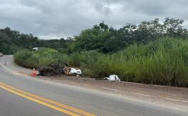 Vídeo: Três pessoas morrem após colisão frontal entre carro e caminhão na BR-381, na Grande BH