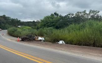 Vídeo: Três pessoas morrem após colisão frontal entre carro e caminhão na BR-381, na Grande BH