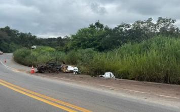 Vídeo: Três pessoas morrem após colisão frontal entre carro e caminhão na BR-381, na Grande BH