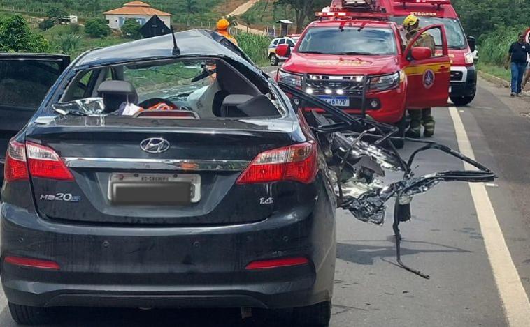 Casal e filha de 7 anos morrem após carro bater em árvore na BR-491, em MG