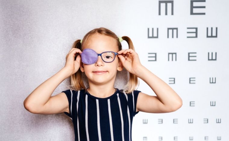 Foto: Shutterstock - O estrabismo Ã© uma condiÃ§Ã£o ocular em que os olhos nÃ£o se alinham corretamente e exige atenÃ§Ã£o precoce, pois pode afetar o desenvolvimento da visÃ£o e a percepÃ§Ã£o de profundidade na infÃ¢ncia