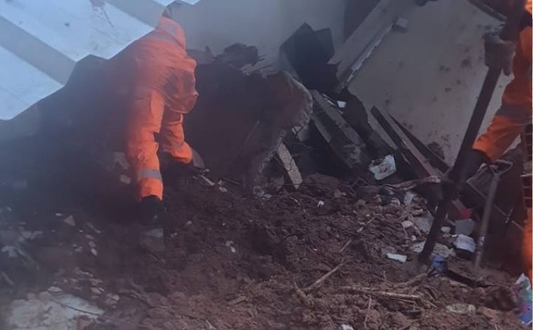 Foto: DivulgaÃ§Ã£o/CBMMG - A Zona da Mata registrou mortes, deslizamentos e alagamentos apÃ³s um forte temporal atingir a regiÃ£o, com ocorrÃªncias em Juiz de Fora e UbÃ¡. AtÃ© a manhÃ£ desta terÃ§a-feira (24), ao menos 14 mortes haviam sido confirmadas