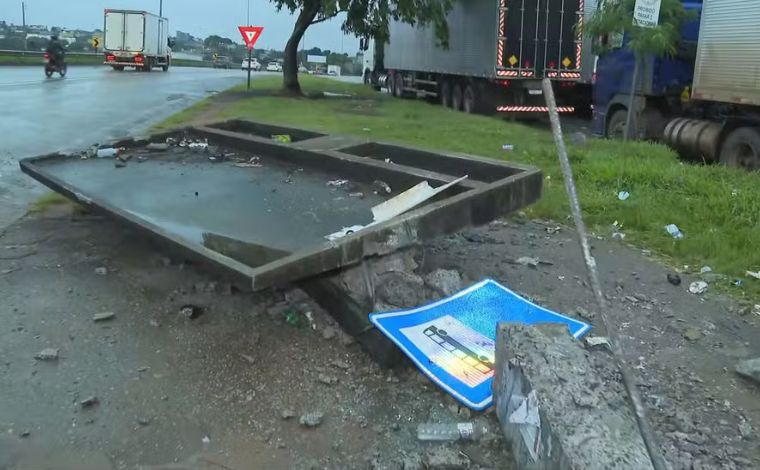  Foto: TV Globo - O condutor ficou preso Ã s ferragens e precisou ser retirado pelos bombeiros. Durante o impacto, a laje da estrutura foi arremessada para dentro da cabine e atingiu a cabeÃ§a da vÃ­tima, que sofreu fratura no crÃ¢nio