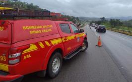 Tombamento de caminhão-tanque causa vazamento e interdita trecho da BR-262 em Juatuba