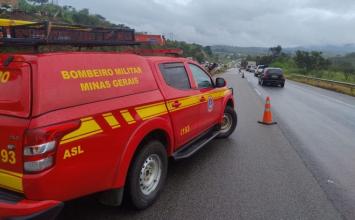 Tombamento de caminhão-tanque causa vazamento e interdita trecho da BR-262 em Juatuba