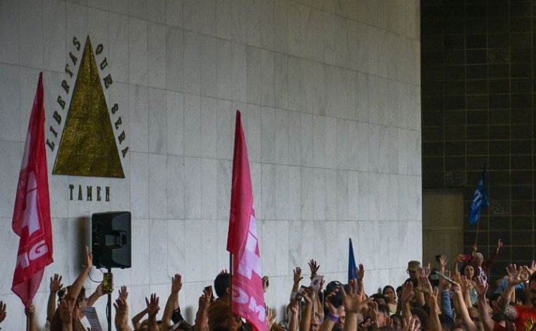 Foto: Sind-UTE - Assembleia geral dos trabalhadores no ensino em Minas Gerais, realizada nesta quinta-feira (26/02), no pÃ¡tio da ALMG, em Belo Horizonte, decidiu pela paralisaÃ§Ã£o das atividades a partir do prÃ³ximo dia 04/03