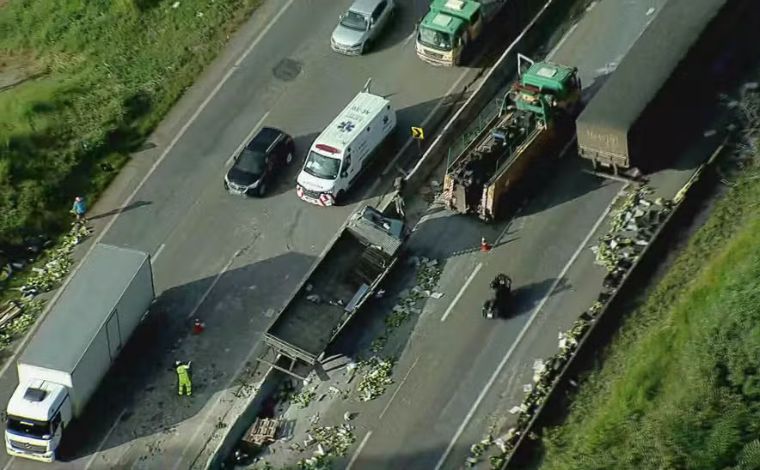 Foto: TV Globo - De acordo com a Autopista FernÃ£o Dias, concessionÃ¡ria responsÃ¡vel pela administraÃ§Ã£o da via, o motorista nÃ£o sofreu ferimentos. O tombamento ocorreu apÃ³s o veÃ­culo colidir contra a mureta de proteÃ§Ã£o central