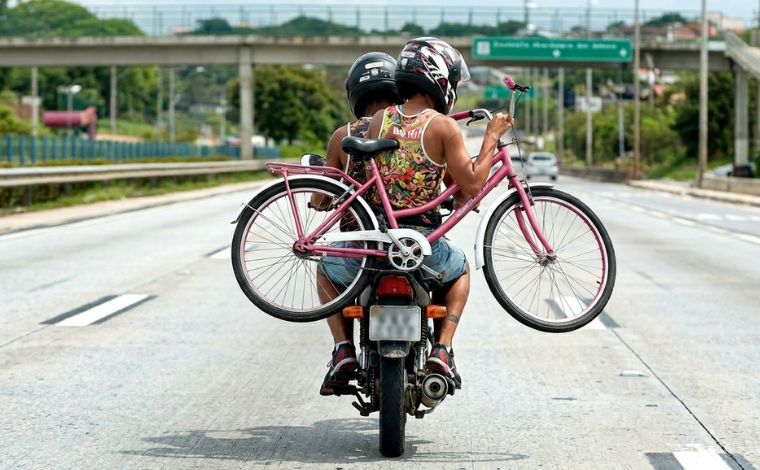 Foto: Ilustrativa - De acordo com a PM, dois homens em uma motocicleta abordaram a vÃ­tima. O passageiro desembarcou e, portando uma arma semelhante a uma pistola, anunciou o assalto e exigiu a bicicleta e o celular