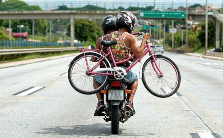 Mulher tem bicicleta roubada por dupla armada no bairro Santo Antônio, em Sete Lagoas