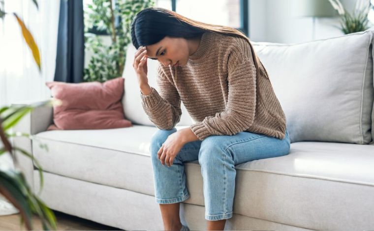 Foto: Shutterstock - Dores fÃ­sicas como dor de cabeÃ§a, tensÃ£o e fadiga podem ser reflexo de dor emocional, especialmente quando estresse e ansiedade se prolongam