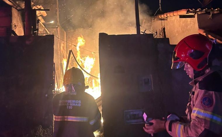 Vídeo: Incêndio atinge residência e mobiliza bombeiros no bairro Belo Vale, em Sete Lagoas