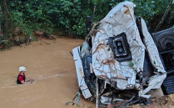 Vídeo: Motorista morre após caminhão despencar de ponte na BR-365, em MG