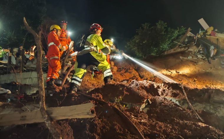 Foto: DivulgaÃ§Ã£o/CBMMG - De acordo com o Corpo de Bombeiros, as vÃ­timas dormiam na mesma cama no momento do deslizamento e foram localizadas durante os trabalhos de busca, apÃ³s a retirada de um colchÃ£o entre os escombros