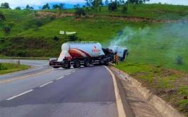 Vídeo: Colisão entre duas carretas e um caminhão deixa feridos e interdita a BR-381, em MG