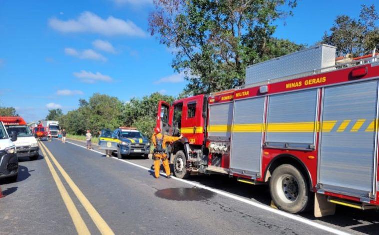 Ônibus com 50 ocupantes tomba na BR-251 e deixa dois mortos em Minas Gerais
