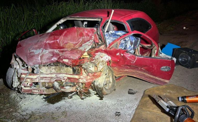 Acidente entre dois carros deixa quatro mortos e dois feridos na BR-365, em Minas Gerais