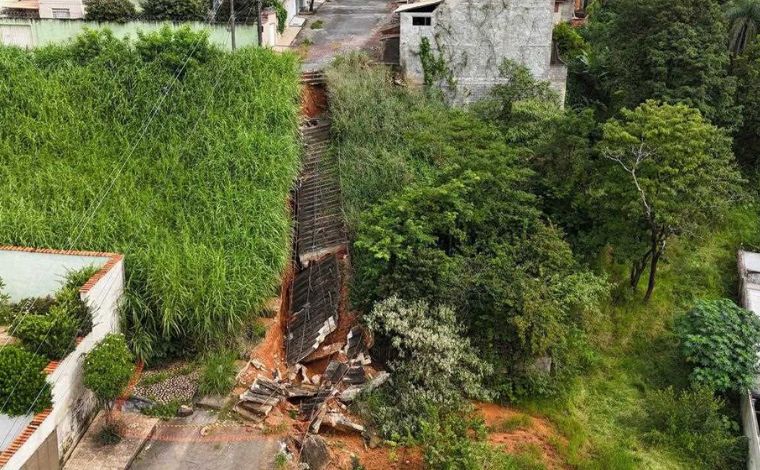 Foto: DivulgaÃ§Ã£o/PMSL - A Secretaria Municipal de Obras, por meio do Departamento de Engenharia, jÃ¡ avaliava desde outubro do ano passado a substituiÃ§Ã£o da escadaria por uma nova estrutura metÃ¡lica, considerada mais resistente e adequada para o local