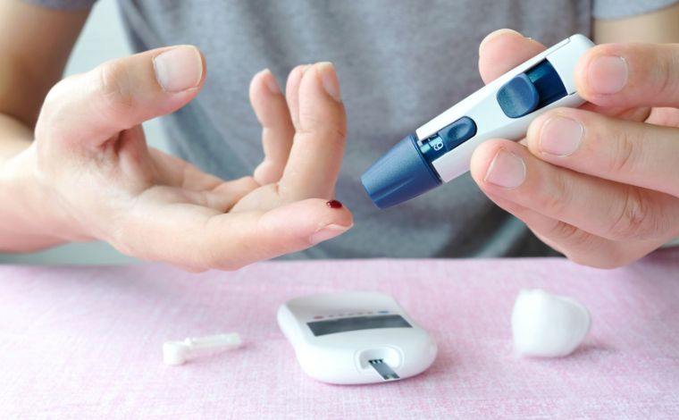 Foto: Getty Images - Segundo o especialista, o diabetes representa a principal causa de cegueira adquirida na populaÃ§Ã£o e eleva drasticamente o risco de amputaÃ§Ãµes de membros inferiores, neuropatia diabÃ©tica e infecÃ§Ãµes graves