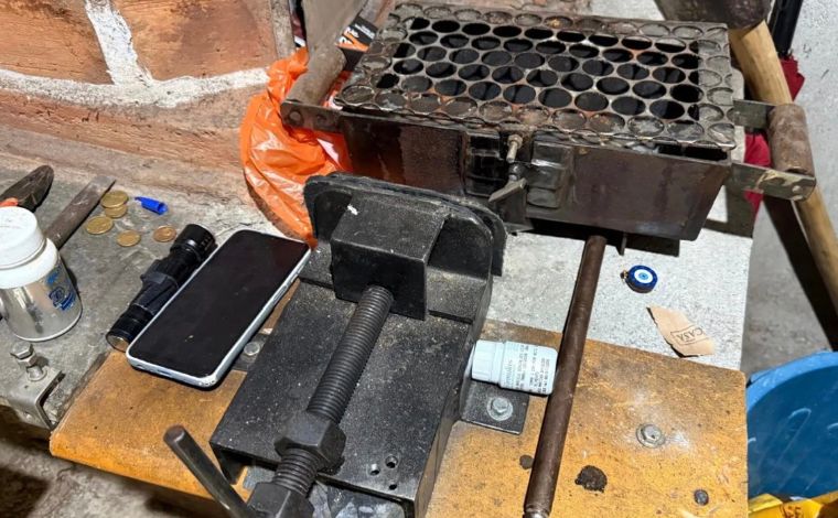 Foto: DivulgaÃ§Ã£o/PMMG - No imÃ³vel, os militares apreenderam duas armas de fabricaÃ§Ã£o artesanal e uma espingarda com indÃ­cios de modificaÃ§Ã£o. TambÃ©m foram encontrados materiais utilizados na produÃ§Ã£o