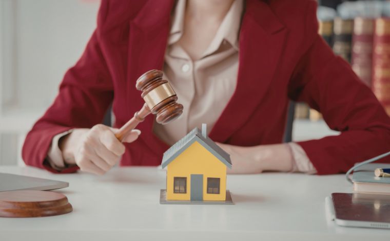 Foto: ReproduÃ§Ã£o - Os imÃ³veis sÃ£o ofertados na modalidade de licitaÃ§Ã£o aberta, com vendas realizadas por meio dos sites dos leiloeiros. As opÃ§Ãµes podem ser consultadas tanto no portal da Caixa quanto em plataformas agregadoras