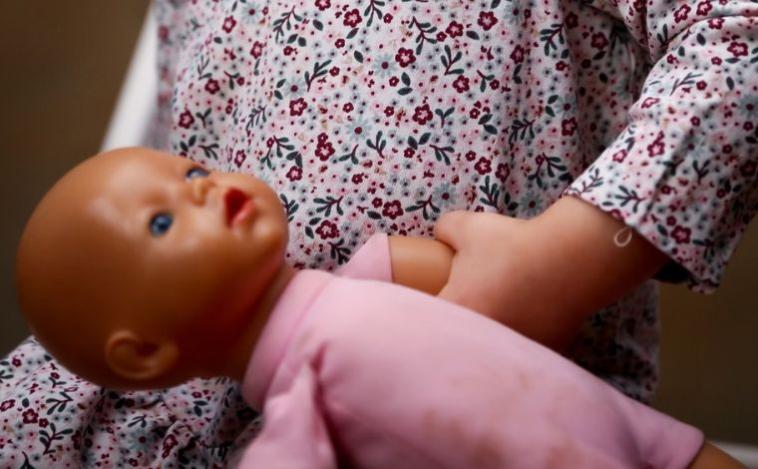 Homem é preso após ser flagrado pela esposa estuprando afilhada de 7 anos na Grande BH