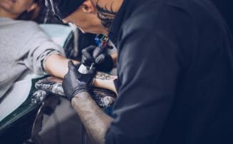 Tatuagem Solidária chega à 5ª edição com troca de tatuagens por cestas básicas em Sete Lagoas