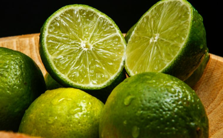 Foto: Getty Images - Uma alimentaÃ§Ã£o saudÃ¡vel pode ser simples, com escolhas prÃ¡ticas como incluir frutas e vegetais frescos no dia a dia. O limÃ£o, por exemplo, Ã© uma fruta versÃ¡til que contribui para uma dieta equilibrada, nutritiva e saborosa