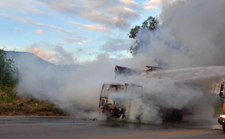 Foto: Redes sociais - Equipes da concessionÃ¡ria Nova 381, atuaram no combate ao fogo e conseguiram controlar o incÃªndio. Devido ao bloqueio parcial da via para o trabalho dos socorristas e o rescaldo, o fluxo de veÃ­culos registrou lentidÃ£o no local