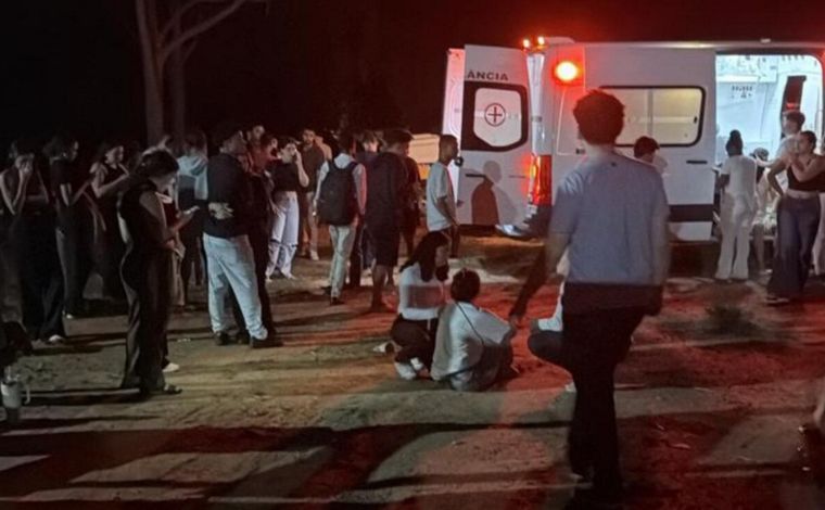 Foto: Roberto Higino - De acordo com o Corpo de Bombeiros, o coletivo levava cerca de 43 alunos que seguiam de Governador Valadares para Conselheiro Pena quando houve uma colisÃ£o lateral com uma carreta de carga em uma curva da rodovia