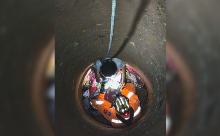 Vídeo: Idosa cai em cisterna no quintal de casa e é resgatada por bombeiros no interior de Minas