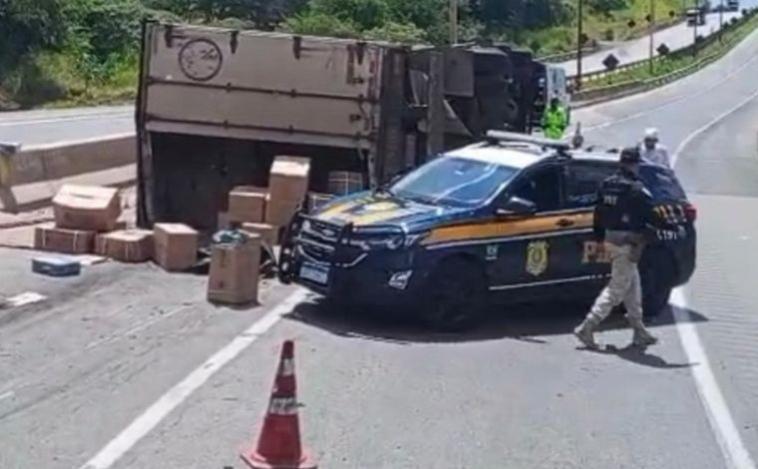 Três mulheres são presas suspeitas de roubar carga de carreta acidentada na BR-381, em MG