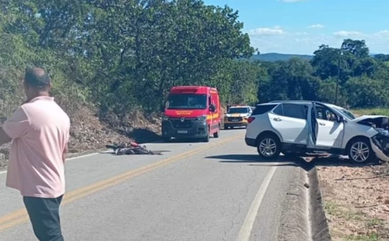 Foto: Redes sociais - De acordo com informaÃ§Ãµes, a motocicleta e o automÃ³vel colidiram frontalmente. Os ocupantes da moto nÃ£o resistiram aos ferimentos e tiveram o Ã³bito constatado ainda no local