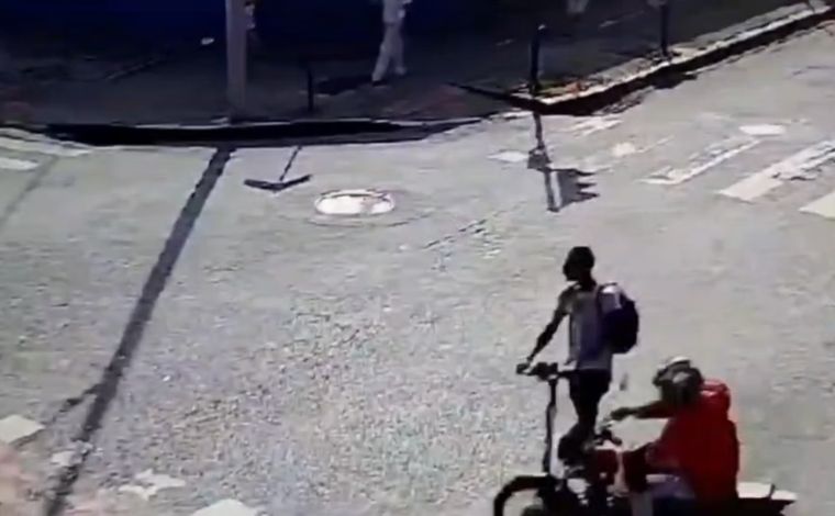 Foto: ReproduÃ§Ã£o - O acidente aconteceu no cruzamento da rua Goitacazes com a avenida OlegÃ¡rio Maciel, nas proximidades do Mercado Novo. De acordo com informaÃ§Ãµes, o usuÃ¡rio do equipamento avanÃ§ou o sinal vermelho antes da colisÃ£o