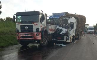 Vídeo: Colisão entre carreta e caminhão deixa um morto e interdita trecho da BR-040 em Sete Lagoas