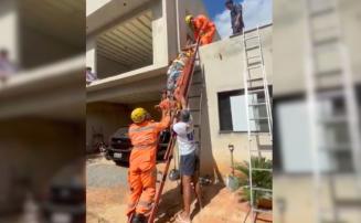 Vídeo: Trabalhador cai de cerca de 4 metros de altura e é socorrido em estado grave em Caetanópolis