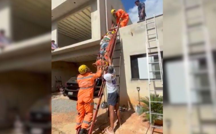 Vídeo: Trabalhador cai de cerca de 4 metros de altura e é socorrido em estado grave em Caetanópolis