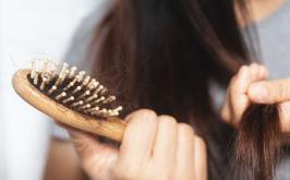 Queda de cabelo: entenda como deficiências nutricionais podem afetar os fios