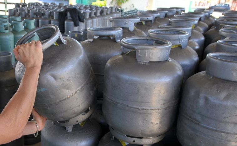 Foto: ReproduÃ§Ã£o - A Petrobras afirma que os leilÃµes sÃ£o realizados para atender parte do mercado comercial e industrial e nÃ£o deveriam impactar o preÃ§o dos botijÃµes, mas nÃ£o hÃ¡ diferenciaÃ§Ã£o legal de preÃ§os