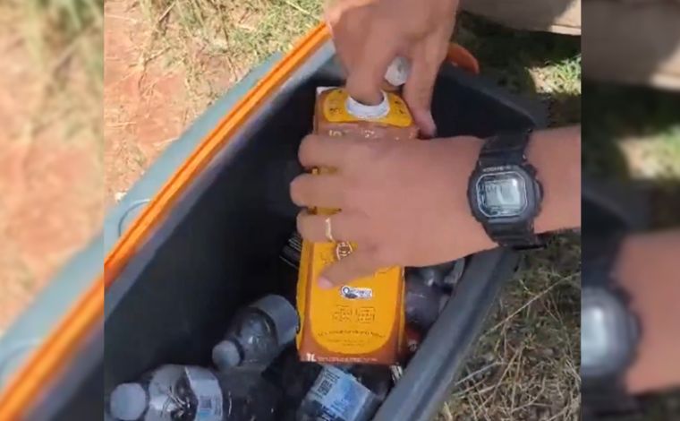 Foto: DivulgaÃ§Ã£o/PMRv - Na vistoria do veÃ­culo, os policiais localizaram os produtos escondidos em embalagens de alimentos, como caixas de leite, whey protein e achocolatados